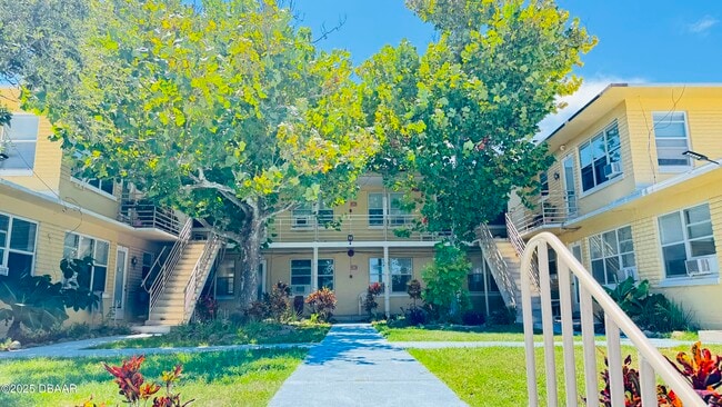 Building Photo - 637 N Oleander Ave