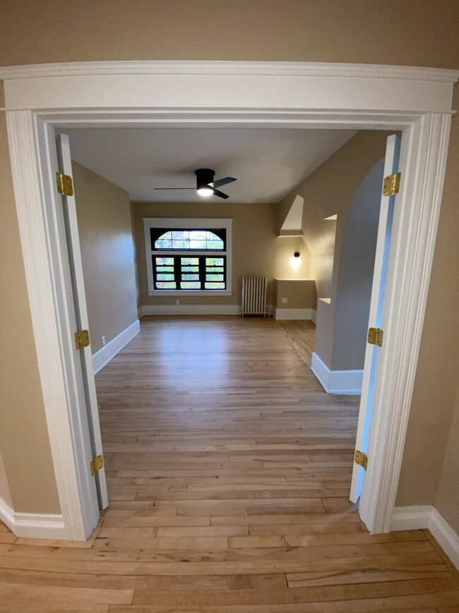 Building Photo - *Beautifully remodeled Historic 2 bed plus den Penthouse In Desirable Lowry Hill - Near Chain Of ...