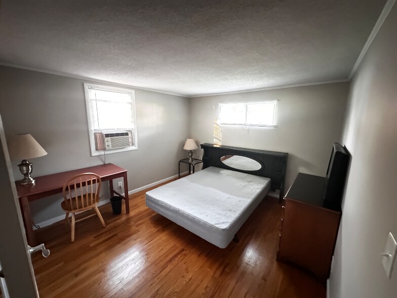 Building Photo - 240 Greenaway Dr