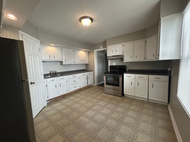 Building Photo - 3 bedroom 1 bathroom house with a bonus room!