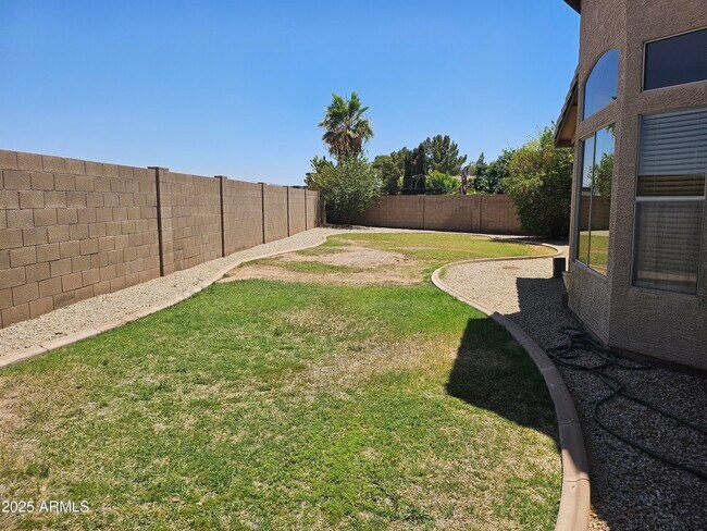 Building Photo - 2099 S Peppertree Dr