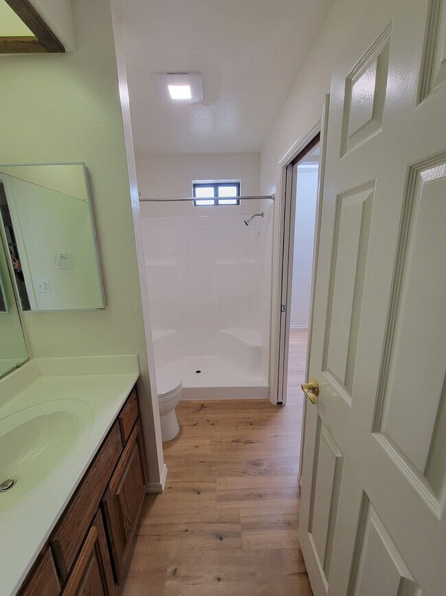 Building Photo - 1st Month Rent Free!!     Riverview Bluffs, 2 Bedroom Condo