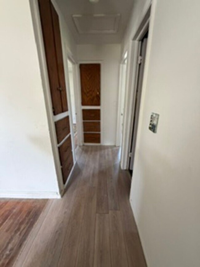 Building Photo - 3 bedroom, 2 bath with huge den or bonus room