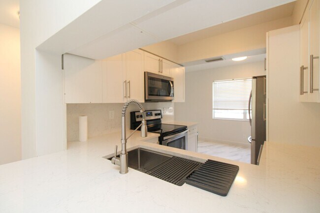 Building Photo - 2/2 REMODELED UNFURNISHED CONDO 1ST FLOOR ...