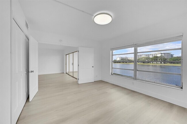 Building Photo - 2801 N Palm Aire Dr