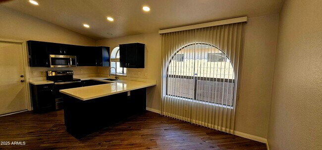 Building Photo - 841 E Lovegrass Dr