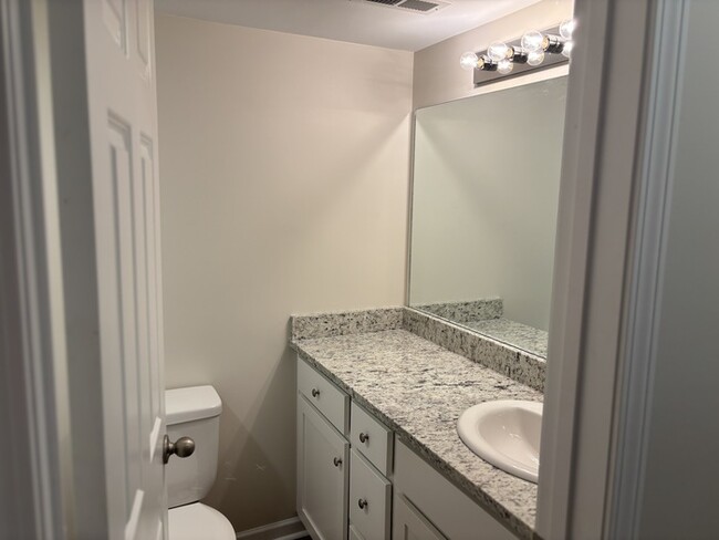 Building Photo - South Nashville 2 bedroom 2 bath Condo