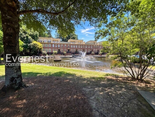 Building Photo - 3 Bed/2.5 Bath Condo with Modern Amenities / Available Now!