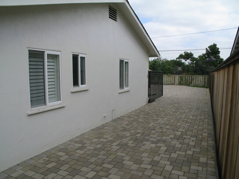 Building Photo - 5137 E Vista Hermosa St