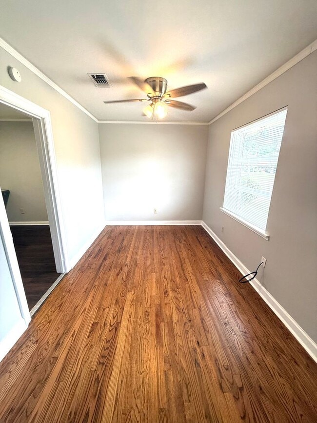 Building Photo - ** 3 Bed 1 Bath Located in Montgomery Heig...
