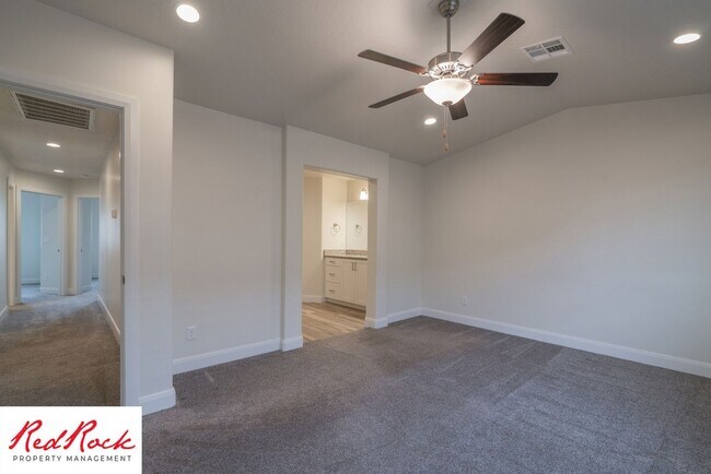 Building Photo - Modern Townhome in Desirable Hurricane Hei...