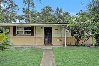 Building Photo - 3 bedroom/ 1.5 bathroom home in Cedar Hill...