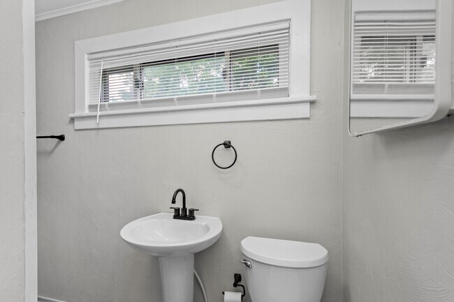 Building Photo - Beautiful 2 Bedroom home in Whitaker available February 1!