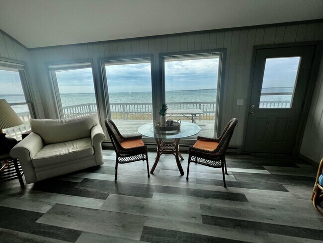 Building Photo - 1355 Watersedge Way