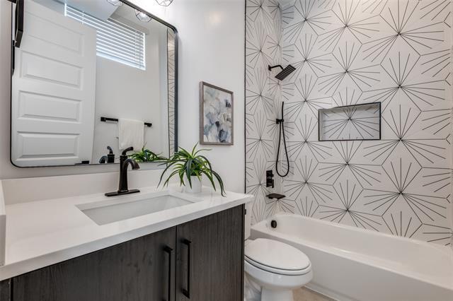 Building Photo - 723 W 10th St