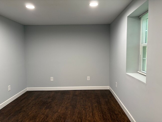 Building Photo - 4 bedroom, 2 bathroom House in Greensboro!