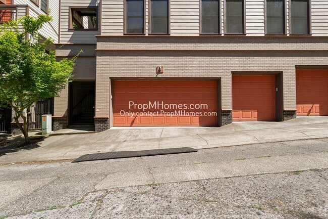 Building Photo - Two-Bedroom End Unit Condo in Goose Hollow! DEPOSIT SPECIAL