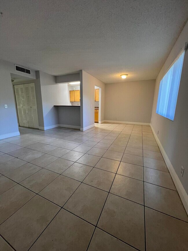 Building Photo - 814 Meadows Cir