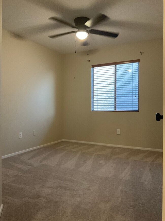 Building Photo - Great 1 home, 3brs, 2bth, 2cg