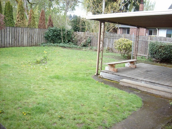 Building Photo - Large house in SW Eugene with forced air h...