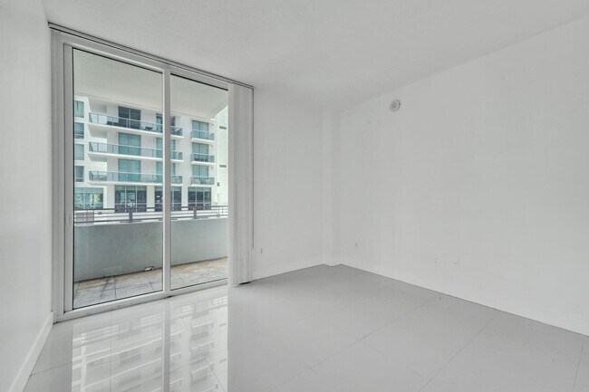 Building Photo - 1 bedroom and 1 bath condo located east side of Biscayne Blvd Miami Florida