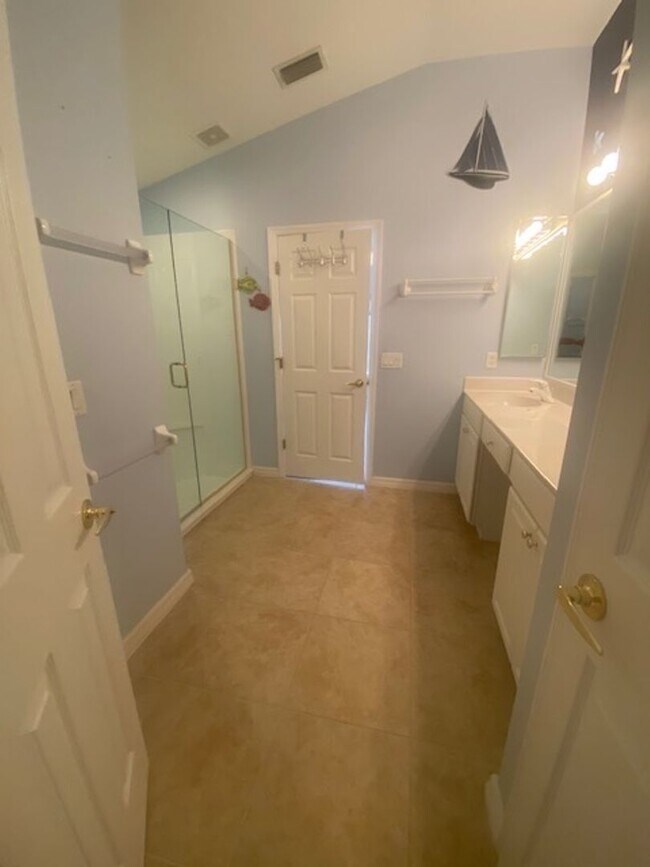 Building Photo - 3 bedroom 2 bath pool home in Colonial Cou...