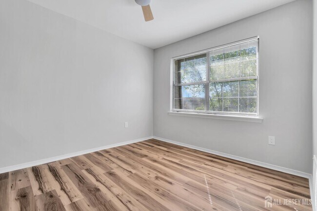 Building Photo - 812 Green Hollow Dr