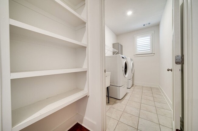 Building Photo - 279 Tanglewood Ln