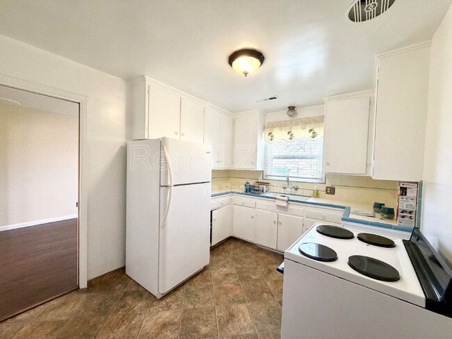 Building Photo - 1421 W 21st St