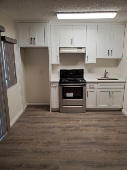 Building Photo - 13059 Oxnard St