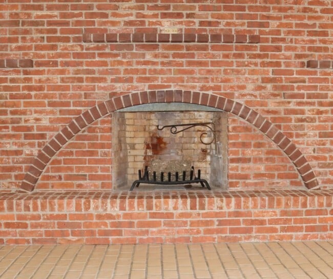 Building Photo - Charming family home in nice neighborhood