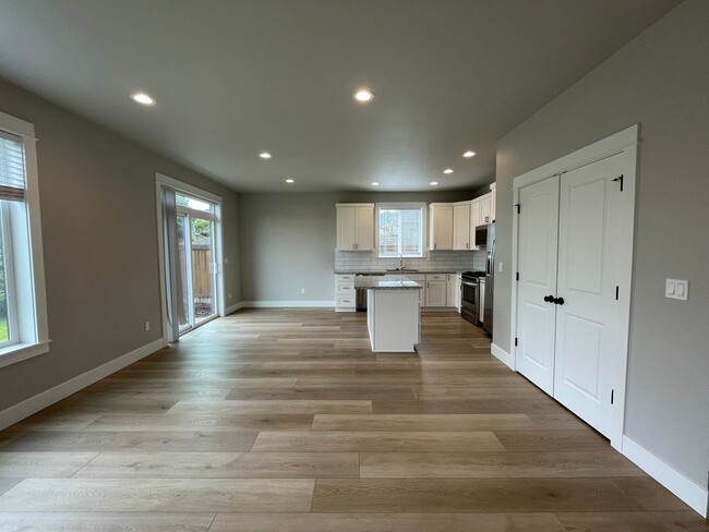 Building Photo - Modern Southwest Gresham Home - 4Bd 2.5Ba ...