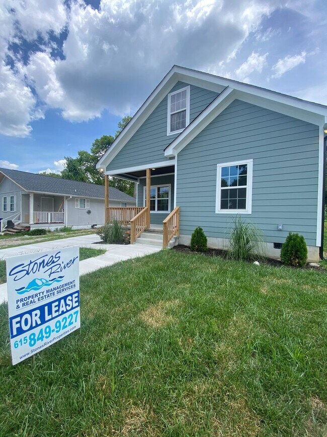 Building Photo - Charming 3 bed, 2 bath home! Fully fenced in, HUGE laundry room!
