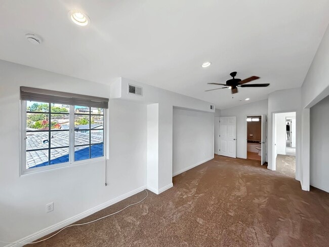 Building Photo - Beautiful 3B 2BA Duplex Unit w/ Balcony, W...