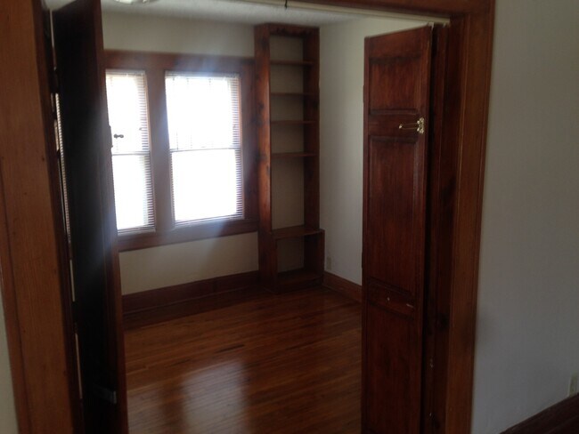 Building Photo - Spacious 3/BR, 1/Bath unit near MSU campus...