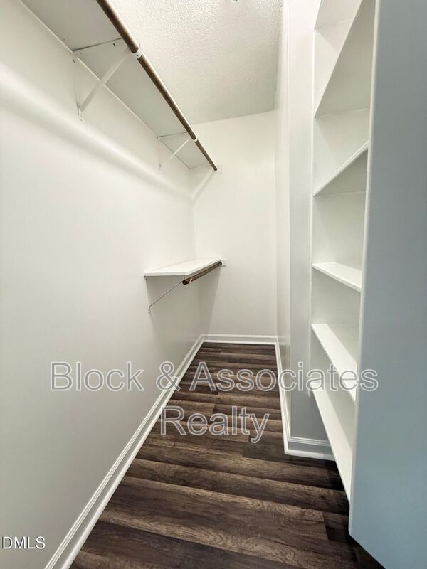 Building Photo - 401 Holly Berry Ln