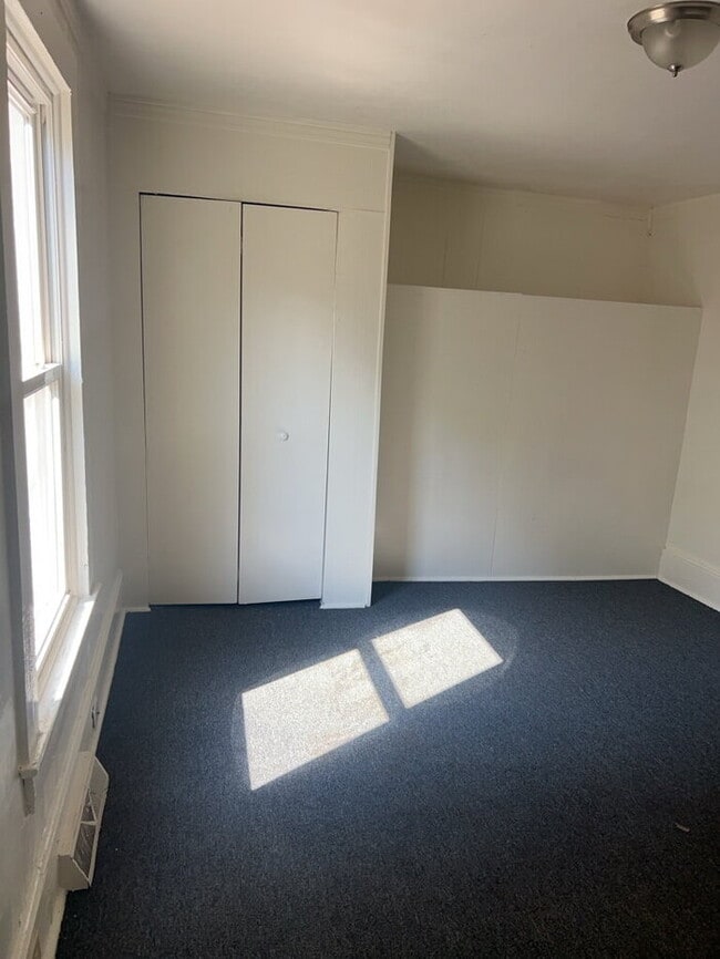 Building Photo - "Charming 2-Bedroom Retreat in Greenville – Ideal Location on W. 6th Street!"