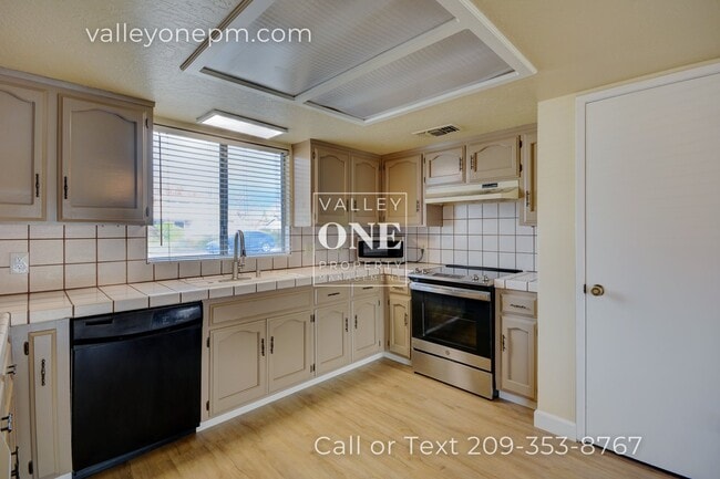 Building Photo - 2232 Ridgeway Dr