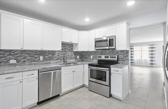 Building Photo - 2 Bed 2 Bath Condo for Rent in 55+ Peaceful Community!