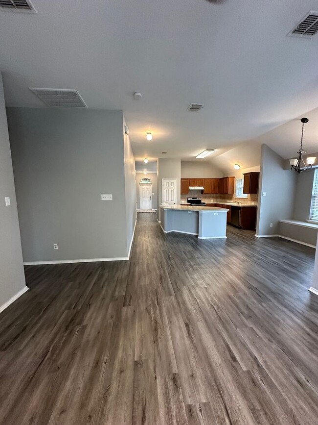 Building Photo - Gorgeous 4 bedroom with tons of Family space!