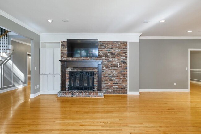 Building Photo - 4878 Long Island Dr NE