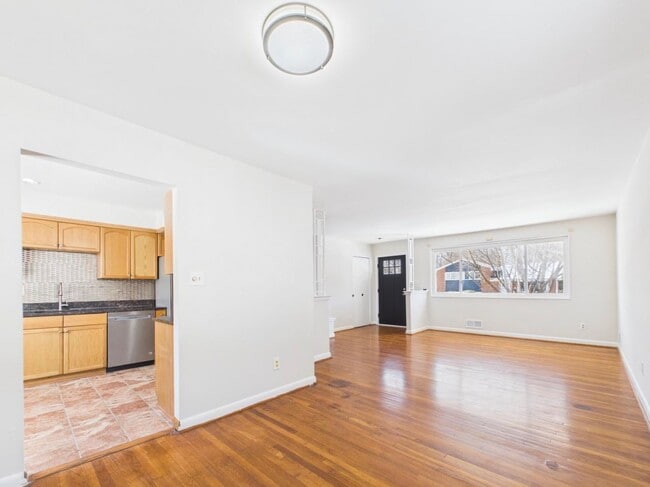 Building Photo - READY TO GO! 4 bed + 3.5 Baths - FRESH and ready