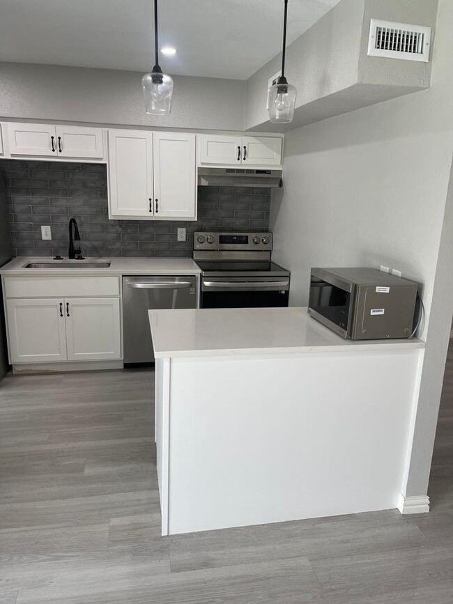 Building Photo - Newly Renovated One Bedroom Near SMU!