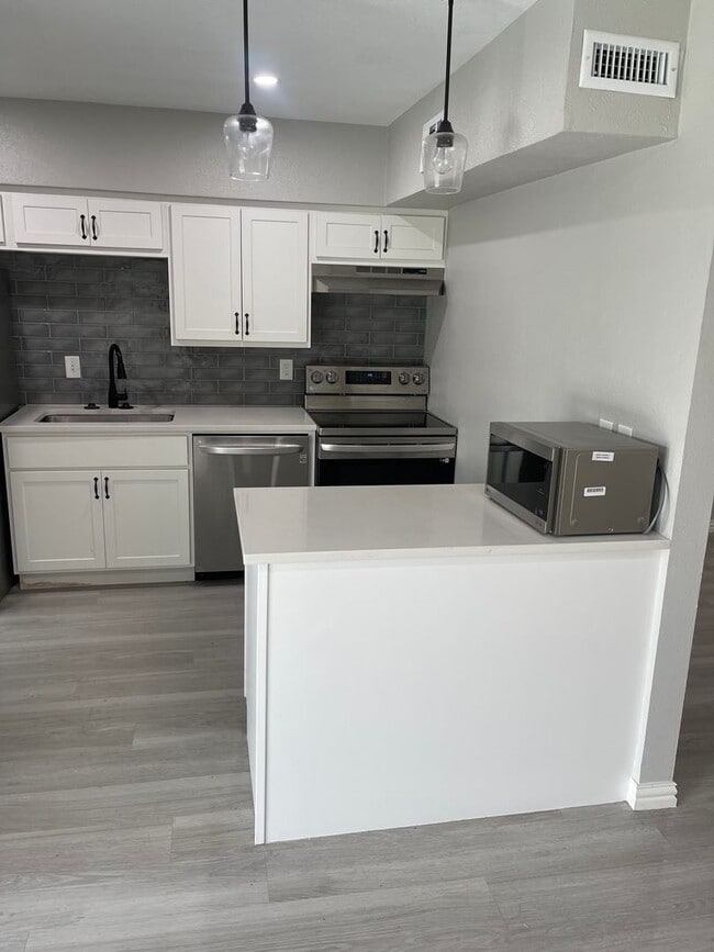 Building Photo - Newly Renovated One Bedroom Near SMU with ALL BILLS PAID!