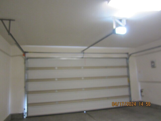 Building Photo - COOL POOL, PARKS AND NEAR NEW 3 BR PLUS DEN IN MEINFEE