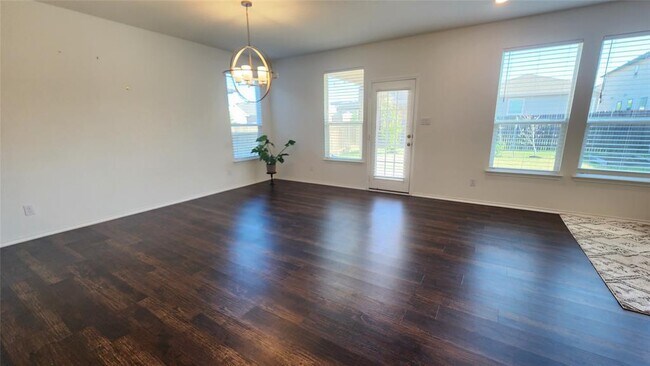 Building Photo - 402 Parrot Tulip View