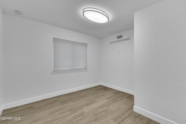 Building Photo - Come to check this beautiful house 4 bedrooms, possible 5th bed and 3 baths.