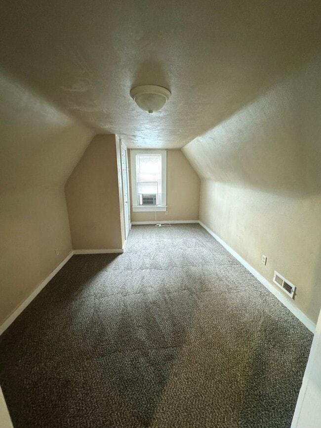 Building Photo - 6 Bedroom / 2 Bathroom House - NEXT TO SEMO's CAMPUS, LARGE YARD, INTERNET INCLUDED