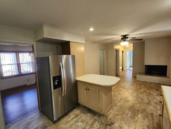 Building Photo - 3 Bedroom 2 Bath House in Rock Island