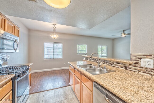 Building Photo - 7701 W Robindale Rd